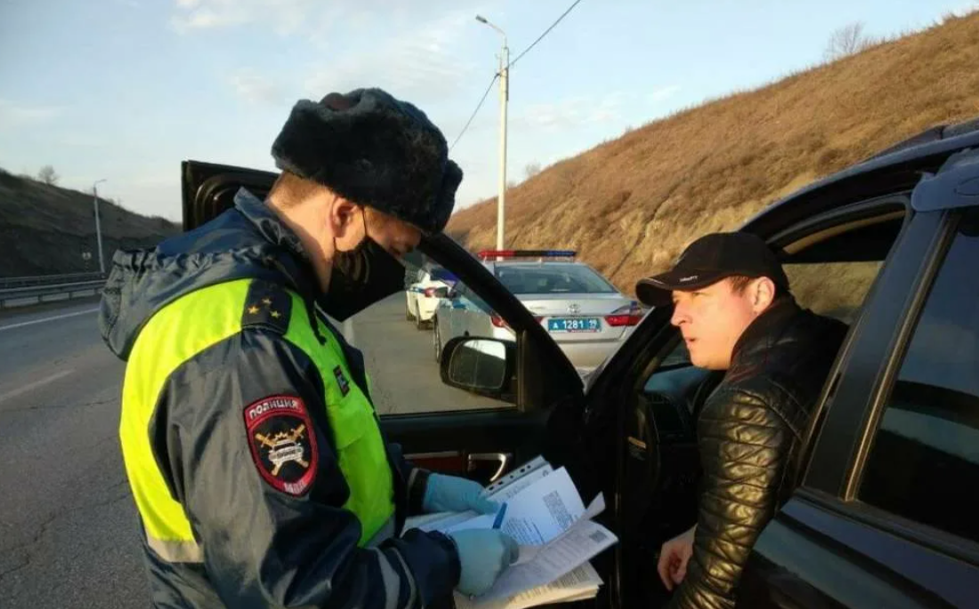 Выезд автомобиля за границу. Патруль ДПС. ДПС Хакасия. ДПС патрулирует. Сотрудник дорожной полиции.