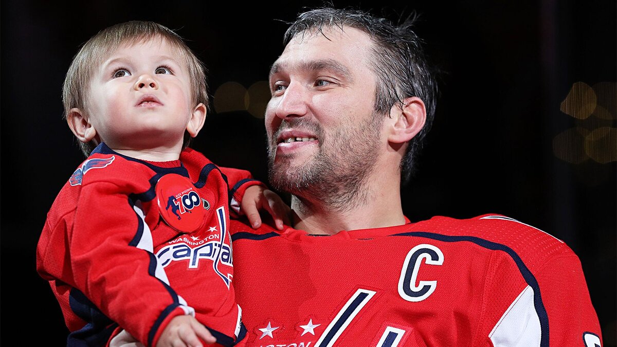 На фото Александр Овечкин с сыном Сергеем