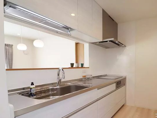 Газовая колонка может располагаться в кухонном шкафу