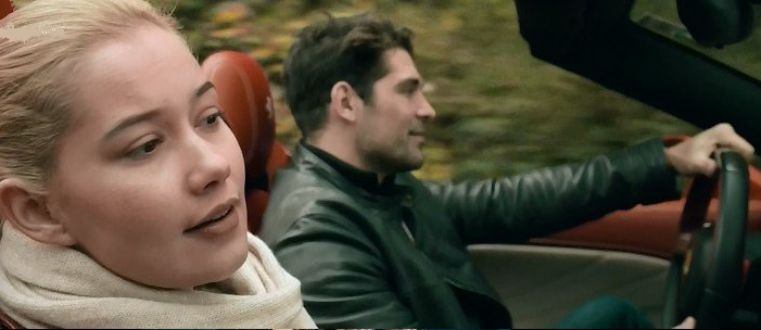 Отец и дочь выглядят совсем уж ровесниками... (с) Кадр из фильма