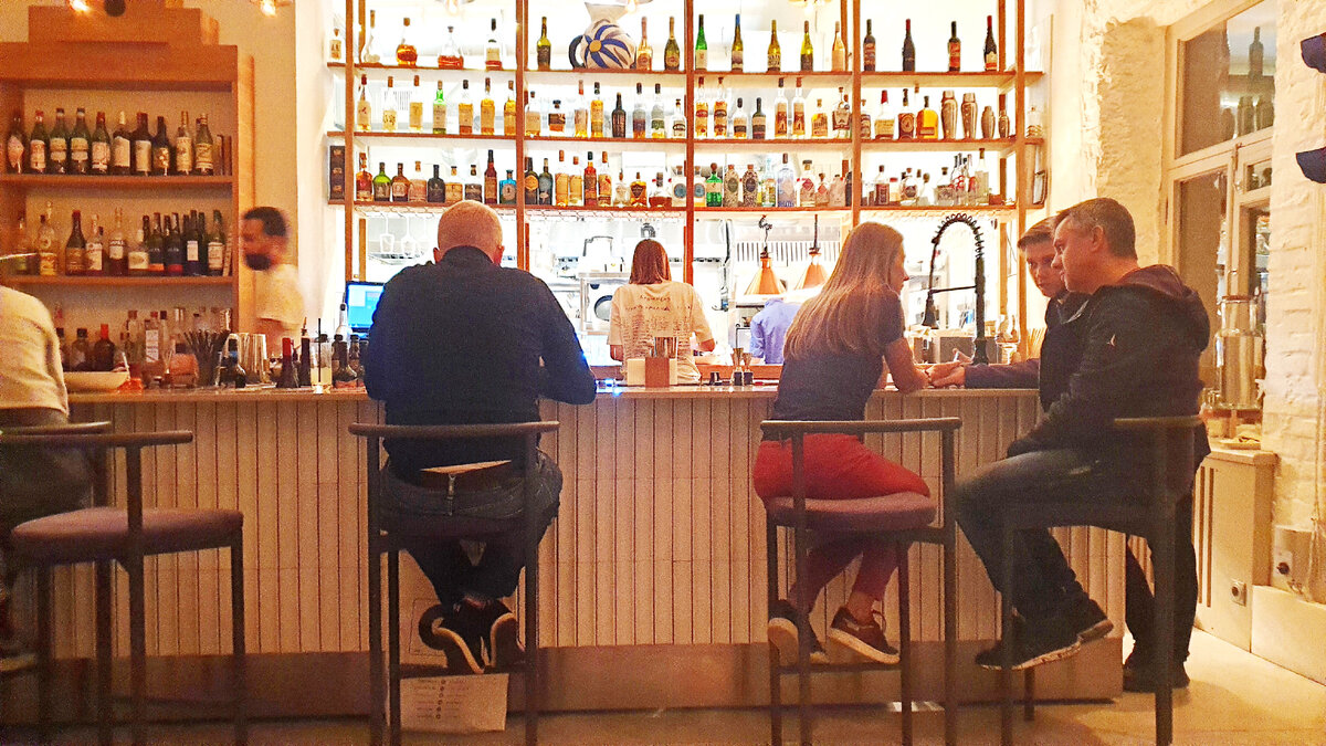 Барная стойка. Мы сидим напротив неё