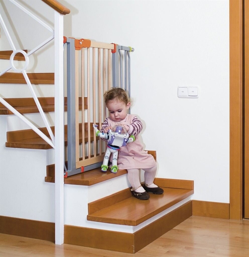 Какую защиту от детей на лестницу выбрать?