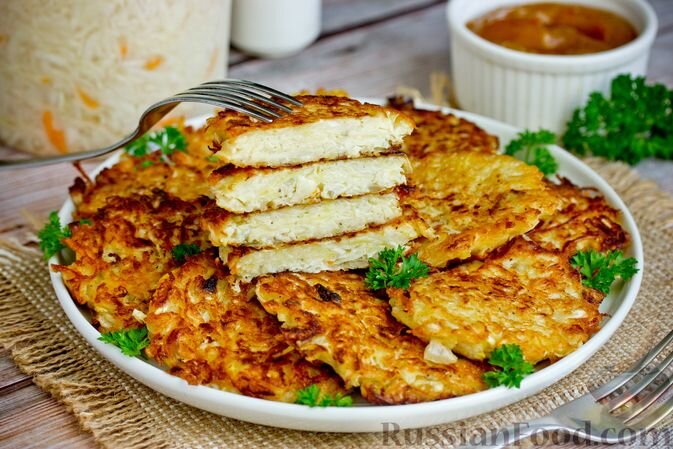 капуста квашеная, картофель, лук репчатый, мука, молоко, яйца, соль, перец чёрный молотый, масло растительное