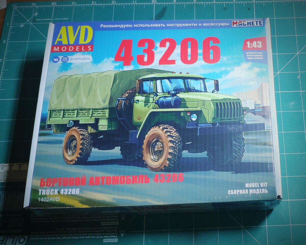 На коробке как всегда красочный бокс-арт, а в названии всего лишь "бортовой грузовик 43206" 