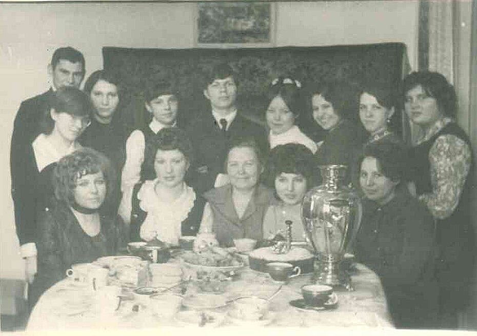 Моя бабушка - учительница Иванова Софья Игнатьевна (в центре) со своими учениками