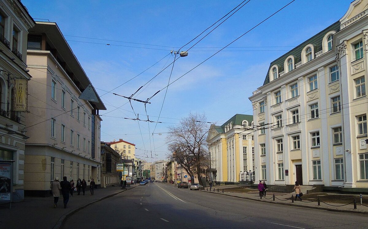У́лица Осто́женка (в 1935—1986 годах — Метростро́евская у́лица) — улица в Центральном административном округе города Москвы. Проходит от площади Пречистенские Ворота до Крымской площади, между Пречистенкой и Пречистенской набережной. Нумерация домов ведётся от площади Пречистенские Ворота. Название дано в XVII веке по старинному урочищу Остожье - Википедия