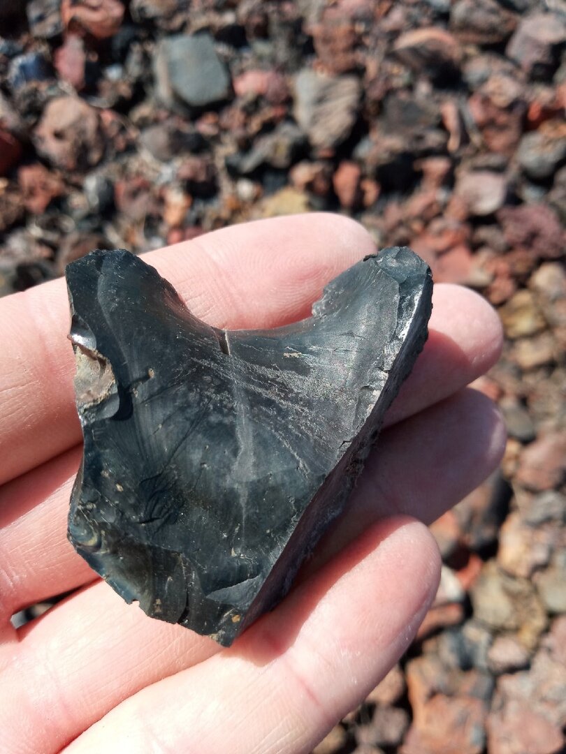 Каменоломня и металлургический шлак около одного из холмов на Алтае 