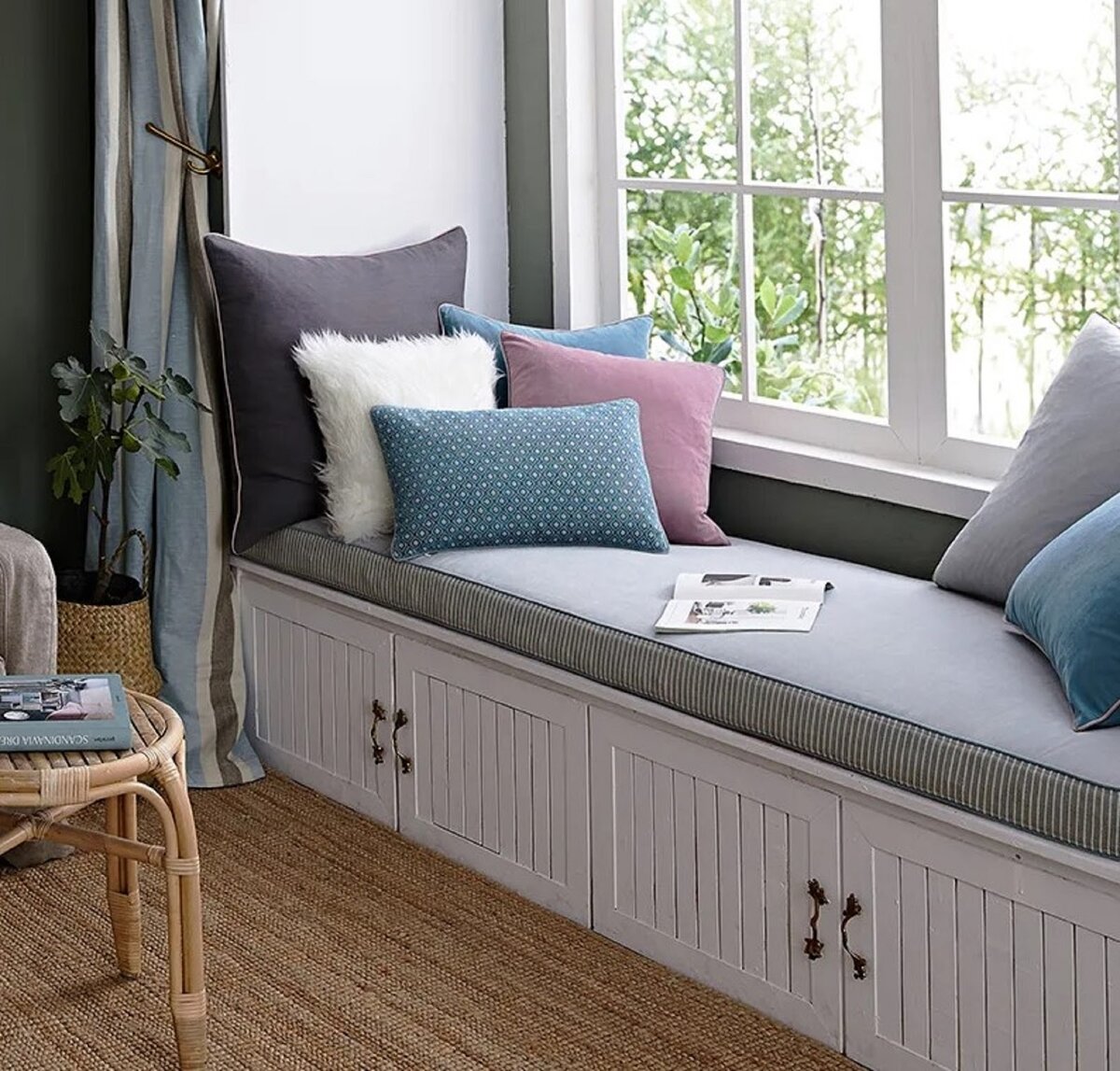 Уютная зона отдыха на подоконнике, несомненно, станет любимой тихой гаванью всех двуногих и четвероногих жителей квартиры