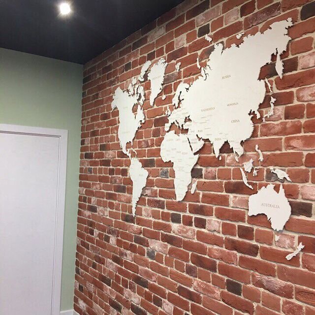 Настенная карта на кирпичной стене