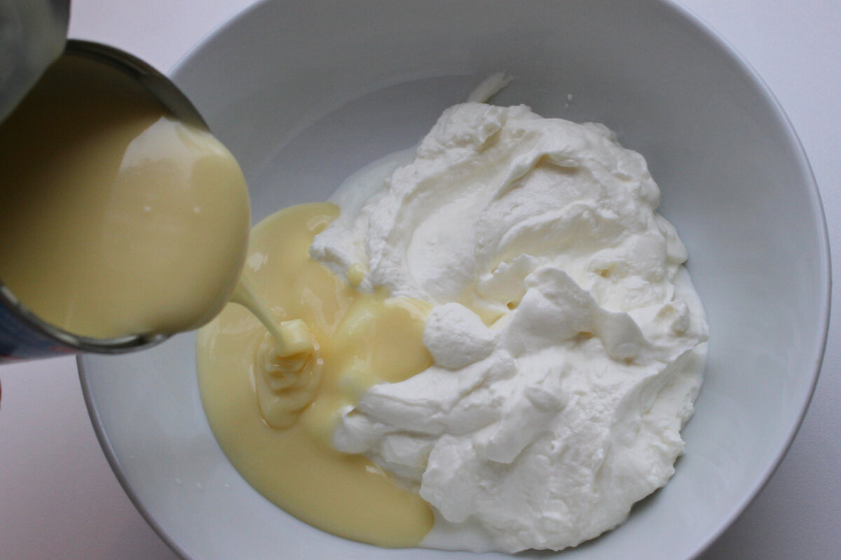 Можно вареную сгущенку взять. Но тогда, мне кажется, торт не будет таким нежным! Фото автора