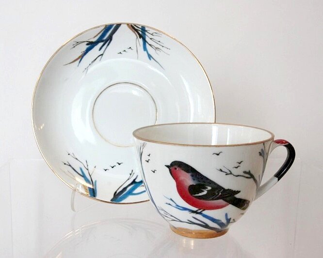 Чашка с блюдцем "Снегири". Автор формы – С. Яковлева, автор росписи – Т. Афанасьева,  1984 год. "Государственный Эрмитаж", источник https://goskatalog.ru/