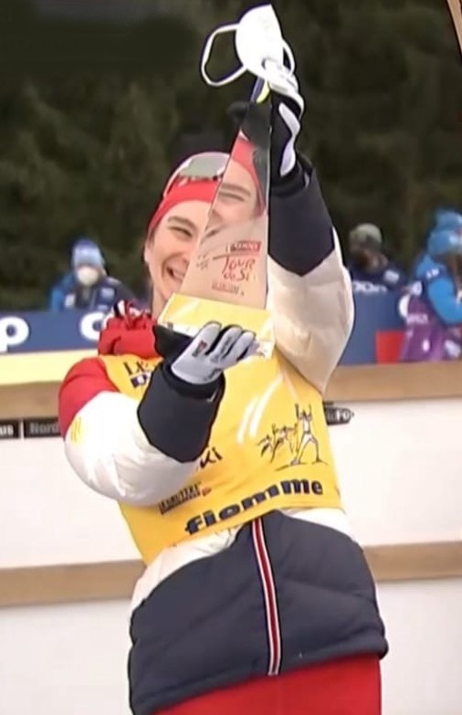 Наталья Непряева с главным призом Тур де Ски - хрустальной пирамидой.