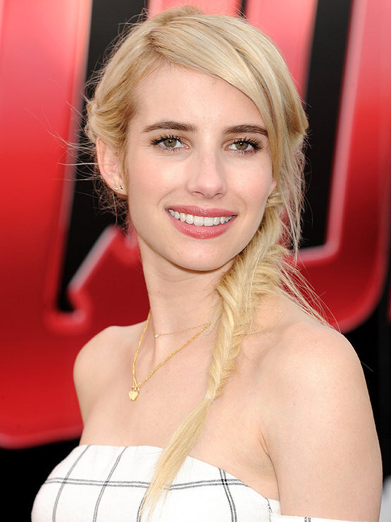 Изящно перекинутая на плечо, коса "рыбий хвост" одновременно выглядит роскошно за счет сложного плетения и естественно из-за легкой растрепанности. Все вместе это невероятно женственно... Немудрено, что самая сексуальная прическа по мнению мужчин выглядит именно так!