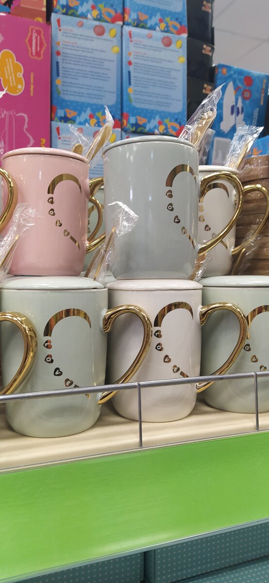 Кружка с ложкой и крышкой 400мл, цена 299 рублей. Красивая кружка- рисунок на ней и ручка образуют сердечко! 