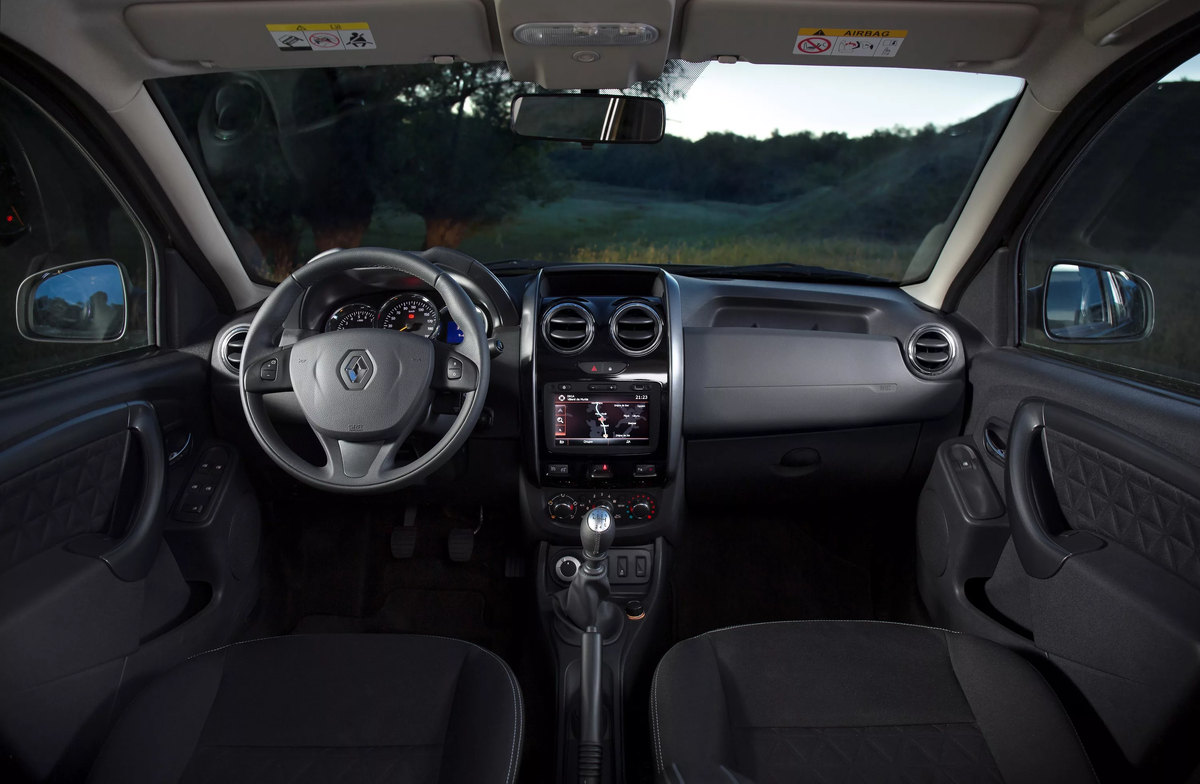 Салон не отличается изящным дизайном, мягким пластиком в отделке и богатым набором оборудования. Климат-контроля нет даже в дорогих версиях — только кондиционер.