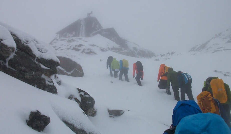 Исследователи на пути к обсерватории Центрального института метеорологии и геодинамики.