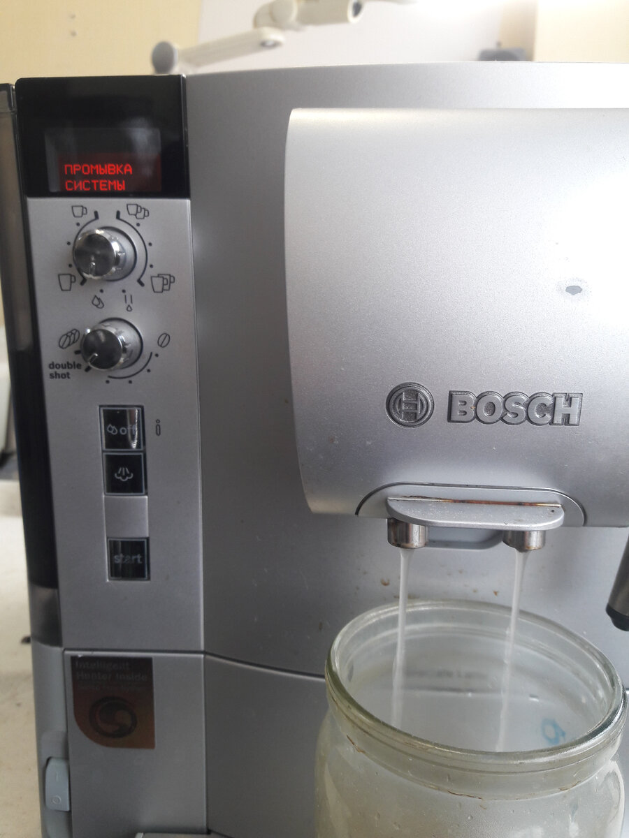 Всем здравствуйте! Сегодня у нас на ремонте кофемашина Bosch VeroCafe Latte TES 50321 с диагнозом постоянно просит промыть систему.-2
