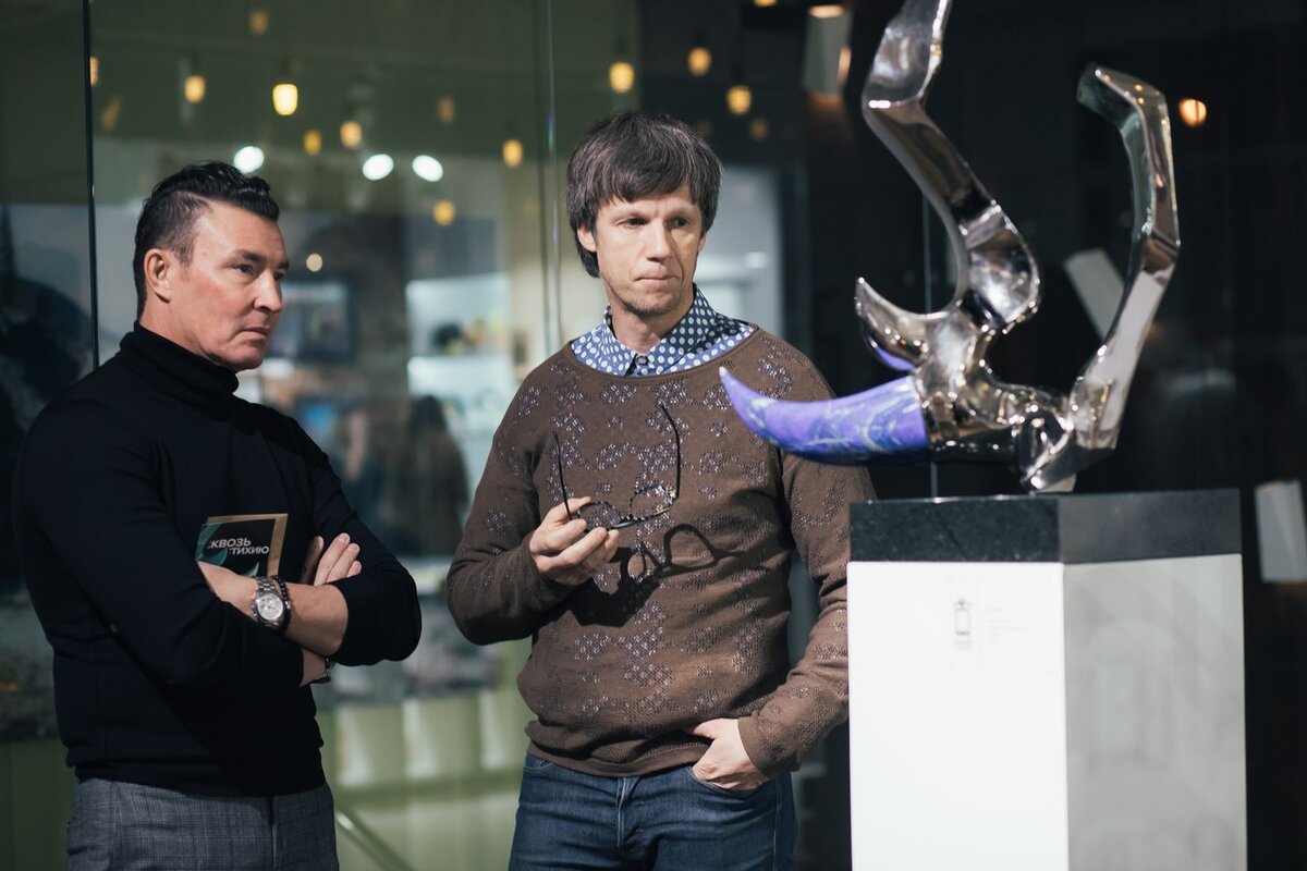 Скульптура "Носорог". Бронза, никель, лазурит, подставка - габбро.
Персональная выставка Жигжита Баясхаланова "Сквозь стихию". Иркутск, Галерея Бронштейна. 