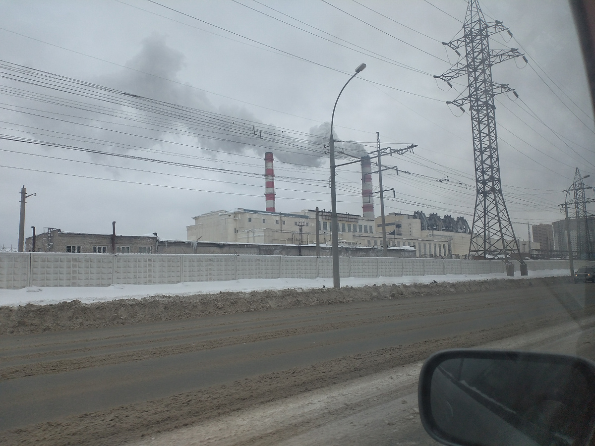 Я не знаток и не искал информацию насчёт этого вопроса, но хочется спросить - вообще имеются ли какие-нибудь фильтра на ТЭЦ при таких выбросах дыма? Кто владеет такой информацией, поделитесь в комментариях со всеми-буду признателен. Если зайти глубже и копнуть дальше, то вред тут не одной только атмосфере. Переодически такие ТЭЦ чистяться и сливаются в свои отстойники. Ими являются бывшие водоёмы, которые превращают в радиационные болота с омерзительным вокруг запахом. Сам лично посещал такое место в противогазе-никаких хороших эмоций не произвело на меня, остались только дурные воспоминания. 