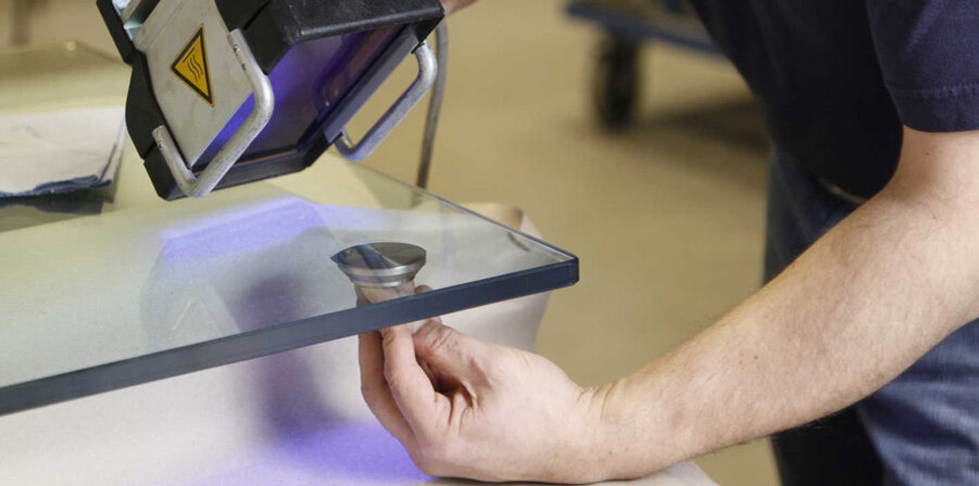 Склеивание стекла и металла УФ-клеем