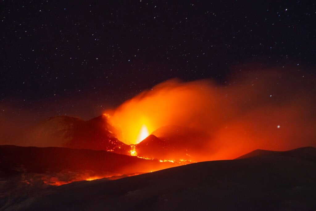 Действующий вулкан на сицилии. Этна Сицилия. Вулкан Этна действующий. Пробуждение вулкана Этна. Вулкан на Сицилии.