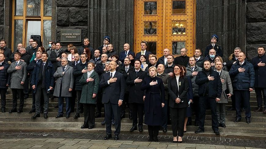 Кто-то из этих  людей разбежится по заграницам, кого-то смогут поймать и осудить.. Но большая часть управленцев останутся на своих местах и при новой власти.