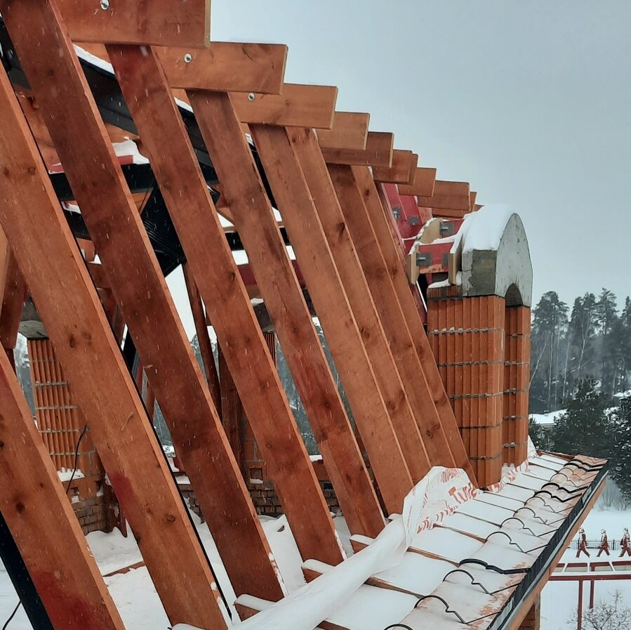 В коттеджном поселке бизнес-класса Ново-Николино на Рублево-Успенском шоссе продолжается строительство двухэтажного дома в классическом стиле по проекту дизайн-студии Анжелики Прудниковой.-2-2