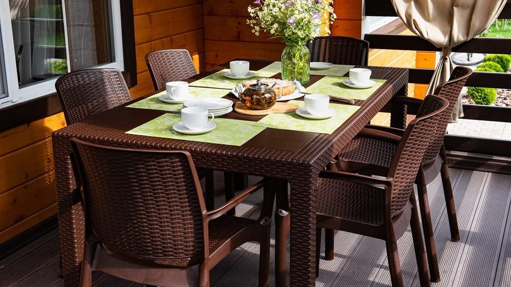 Комплектация: стол обеденный прямоугольный Fiji Table (Фиджи Тэйбл) коричневый - 1 шт, стул с подлокотниками Jersey (Джерси) коричневый - 6 шт. Стол: длина - 160,5 см, ширина - 94,5 см, высота - 75 см. Стул: ширина - 55 см, глубина - 59 см, высота - 82 см. Цвет: коричневый. Материалы: высококачественный пластик, пластик с имитацией плетения искусственного ротанга, металлические усилители. Технические характеристики: Обеденный стол с отверстием для зонта на прямой стойке (в комплекте заглушка). Стулья стопируются. Мебель не выцветает на солнце, не подвержена влаге и не боится низких/высоких температур. Может использоваться на открытых верандах и террасах. Вес: 35 кг. Гарантийный срок: 1 год. Производство: Россия.