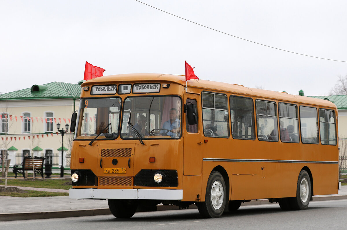 автобус следует по маршруту номер 9