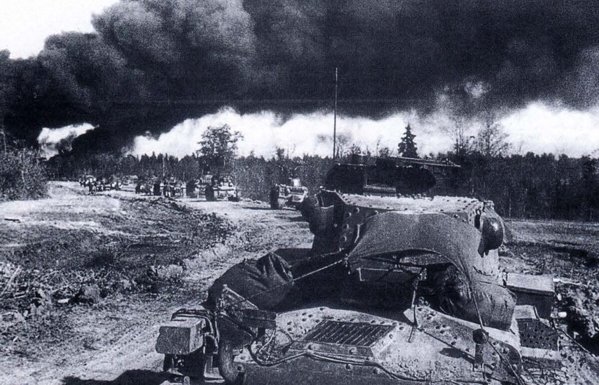 Колонна танков Pz. 38(t) 7-й танковой дивизии вермахта на подступах к г. Алитус. Восточный фронт. Июнь 1941 года.  