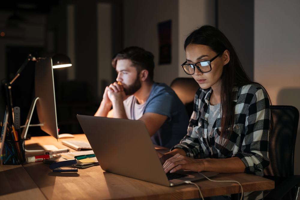 Office student. Человек за компьютером. Девушка программист. Человек с ноутом. Человек за ноутом.