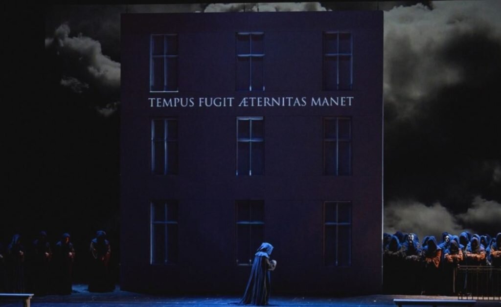 Опера отправляет нас в позднее испанское Средневековье.  В её основе, по словам музыковеда Христины Батюшиной, – «массивная художественно-эстетическая конструкция – величественная и мрачная, как испанский средневековый замок»