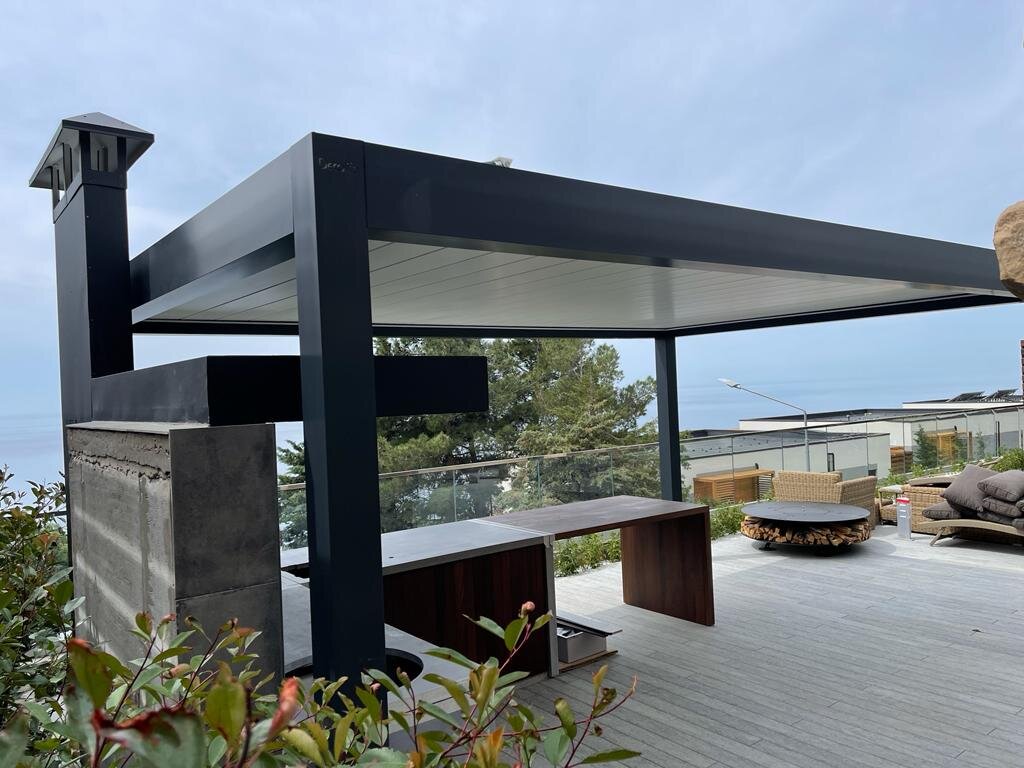Биоклиматическая пергола (с крышей из поворотных элементов на автоматическом управлении) - установлена нашими специалистами в Ялте