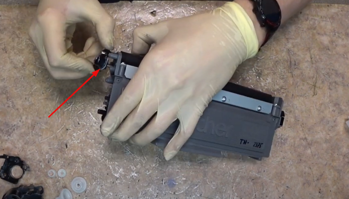 Устанавливаем шестерню, указанную стрелкой на фото