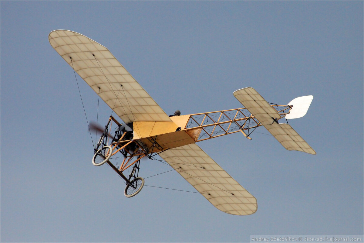 Копия Bleriot XI во время празднования 100-летия ВВС России в Жуковском. 2012 год.