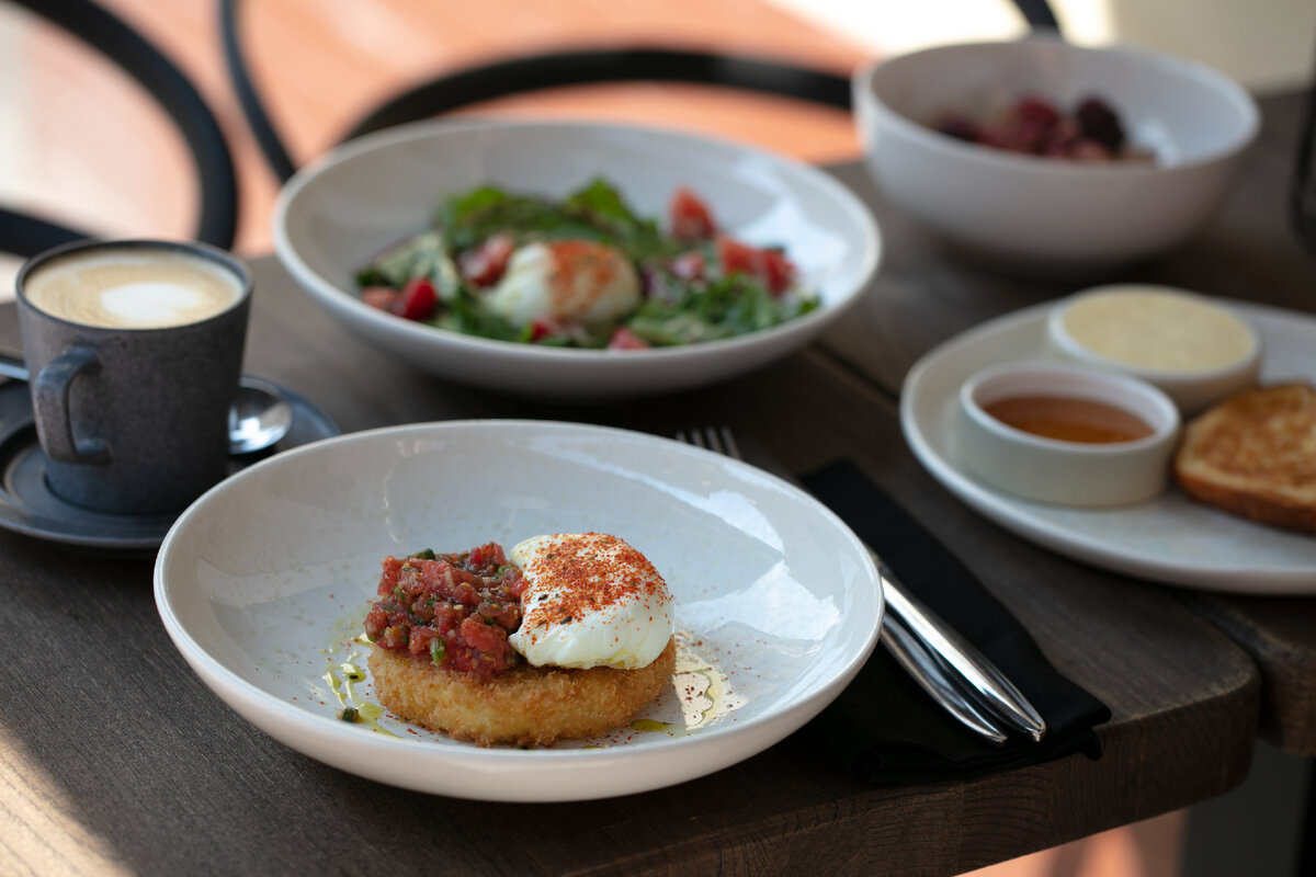 Хашбраун с томатной сальсой и яйцом пашот 