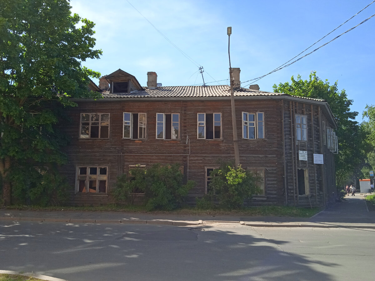 За 130 лет - получается, шесть поколений людей здесь жили