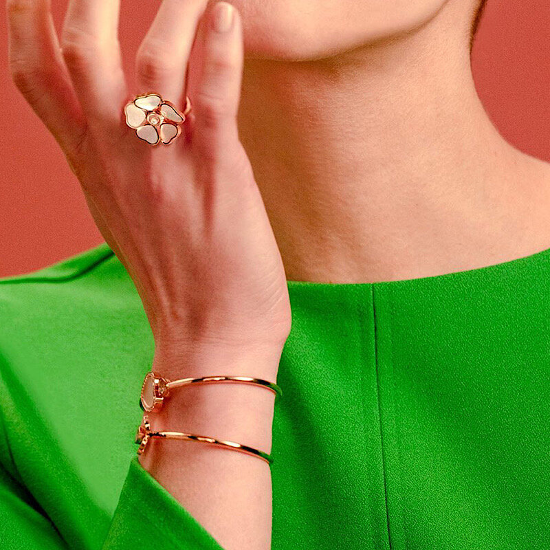На фото: браслеты Chopard Happy Diamonds из розового золота с перламутром и бриллиантами