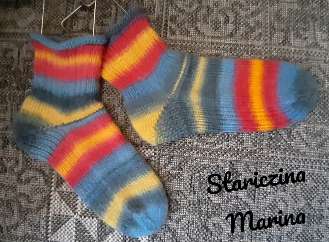 Ушло почти 2 моточка. Только производитель в одной партии выпустил разные по интенсивности цвета мотки. Очень тёплые носки.