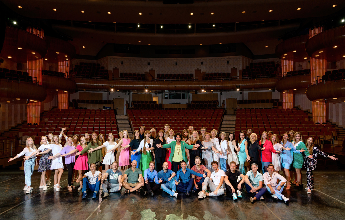    Сбор труппы театра "Русская песня"  Пресс-служба театра "Русская песня"