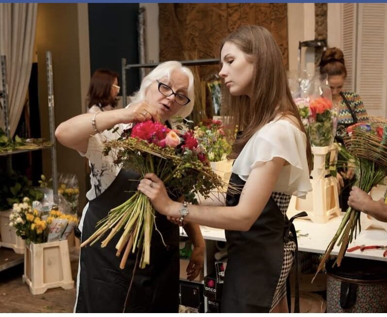 Учебный процесс в школе флористике Цветы в Деталях