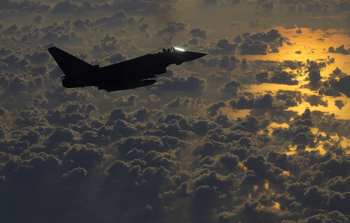    Истребитель Eurofighter Typhoon ВВС Великобритании  AP Photo/Petros Karadjias