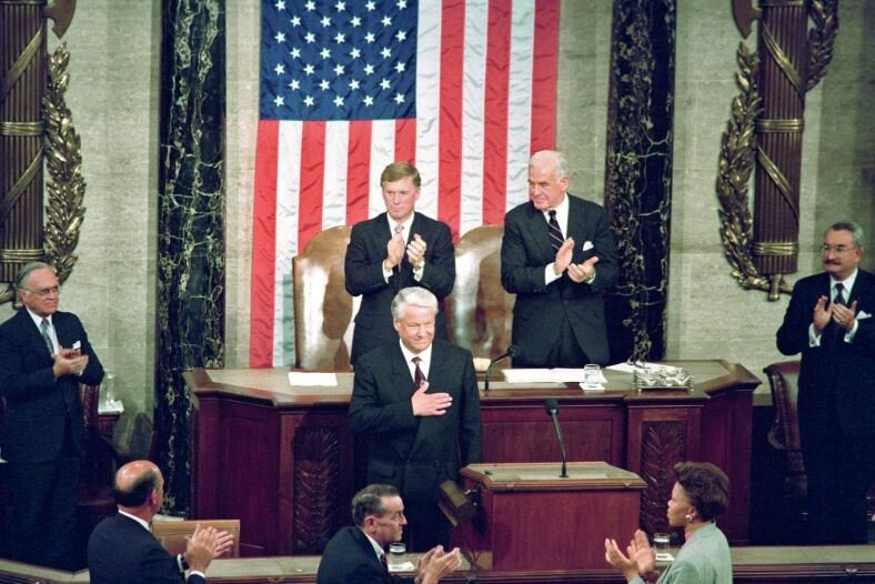 Правая ладонь прижата к груди, там, где у людей расположено сердце (иллюстрация – кадр видео выступления Ельцина в Конгрессе США, 1992 год)