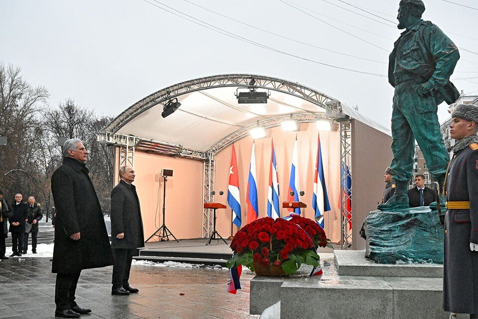     Президент России посетил церемонию открытия памятника на площади Фиделя Кастро в районе Сокол в столице. Фото: Сергей Гунеев/POOL/ТАСС
