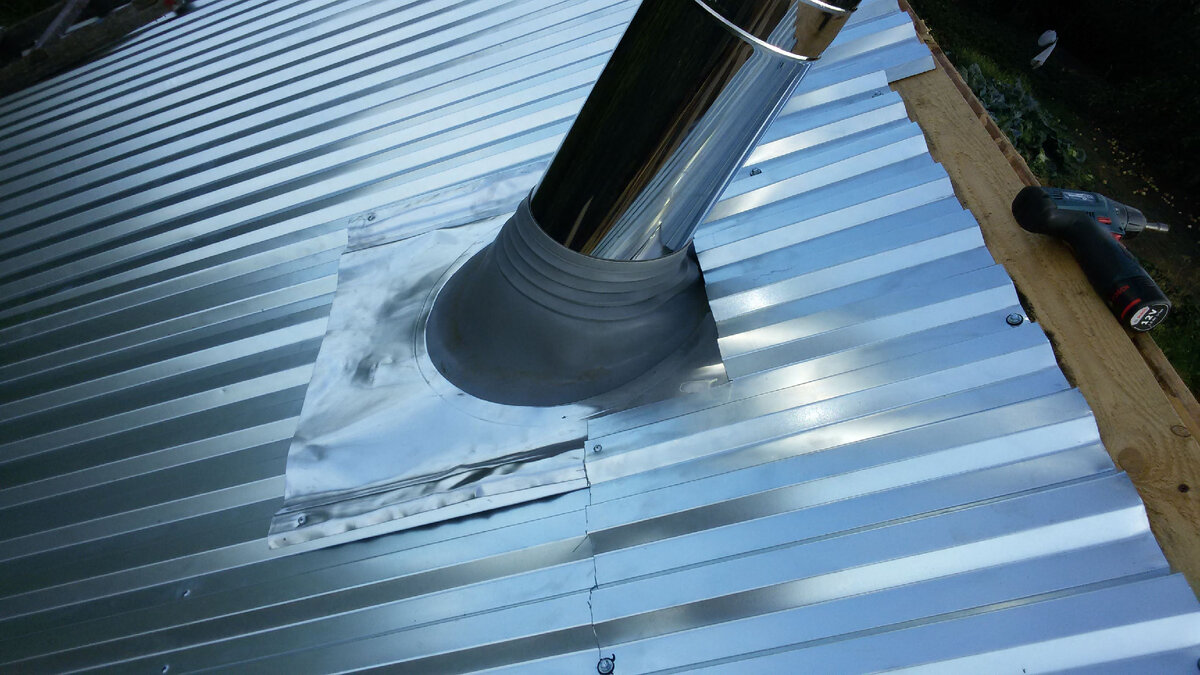 Монтаж кровельной проходки