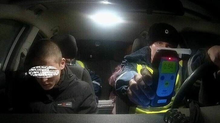     В Ширинском районе сотрудники ГИБДД обнаружили за рулем Nissan Tino пьяного 16-летнего подростка. Оказалось, что он украл ключи от машины матери и решил прокатиться по селу.