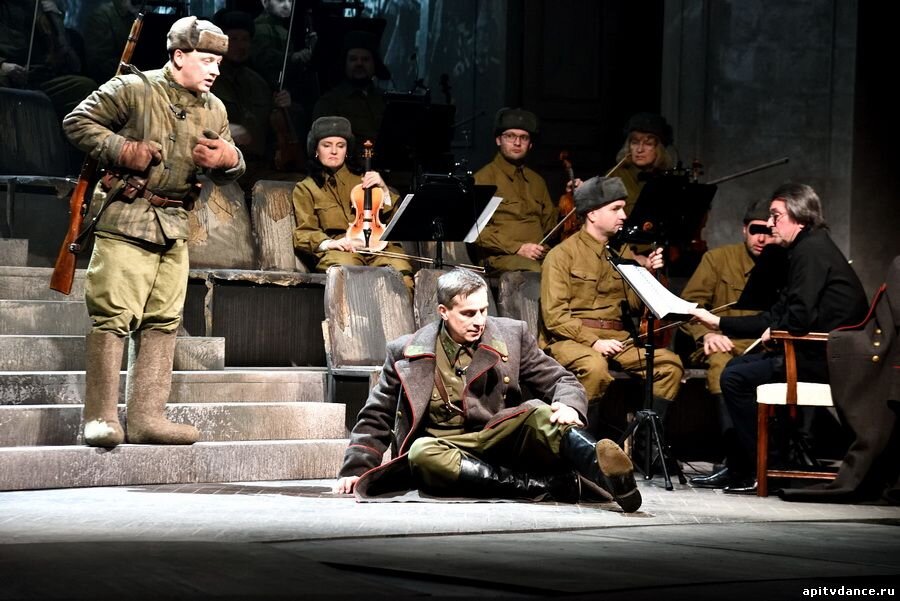 театр гоголя живые и мертвые. спектакль 12 актеры. живые и мертвые спектакль в гоголь центре. музыканты одного полка фильм 1965. московский театр чтеца.