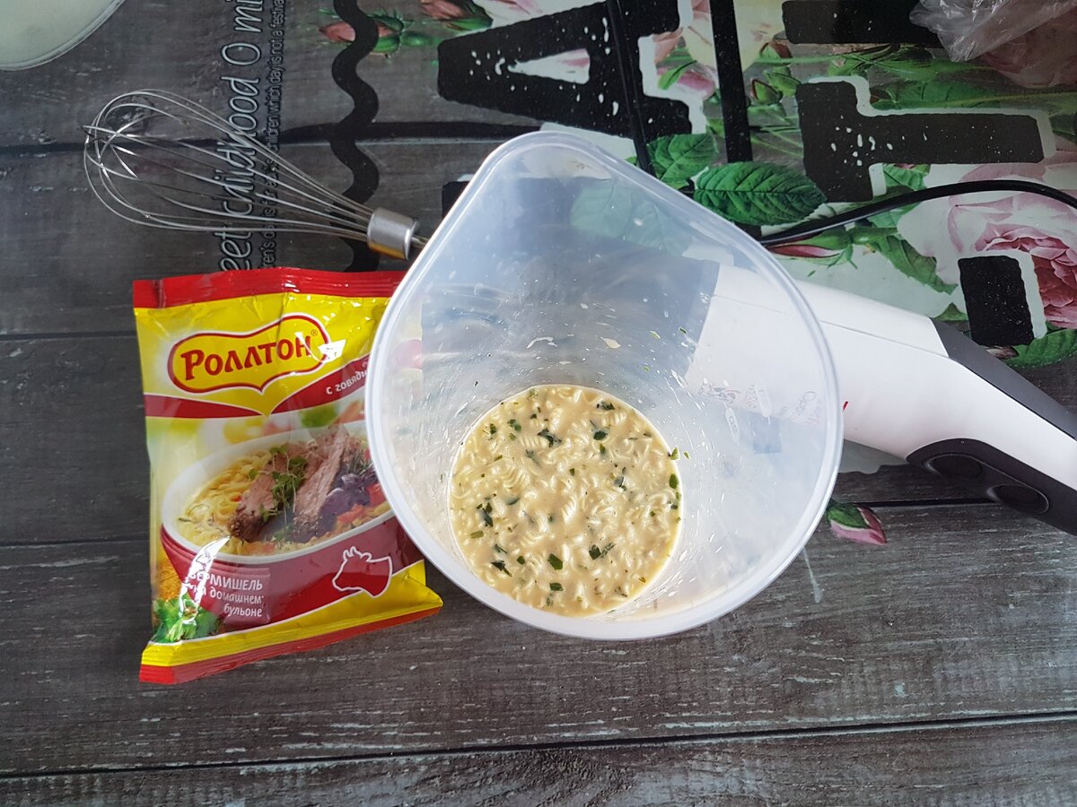 Во взбитые яйца высыпаем измельчённую лапшу, добавляем "родные" специи от роллтона, или "настоящие" специи: соль, черный перец, зелень (укроп, кинза, петрушка), смесь итальянских или  прованских трав. Фото автора 