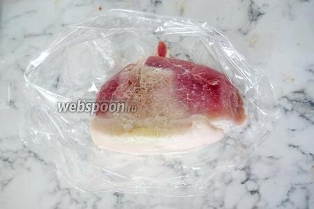 Шаг 1 Ссылка
Берём рукав для запекания и выкладываем в него кусок свинины.Как пользоваться рукавом для запекания