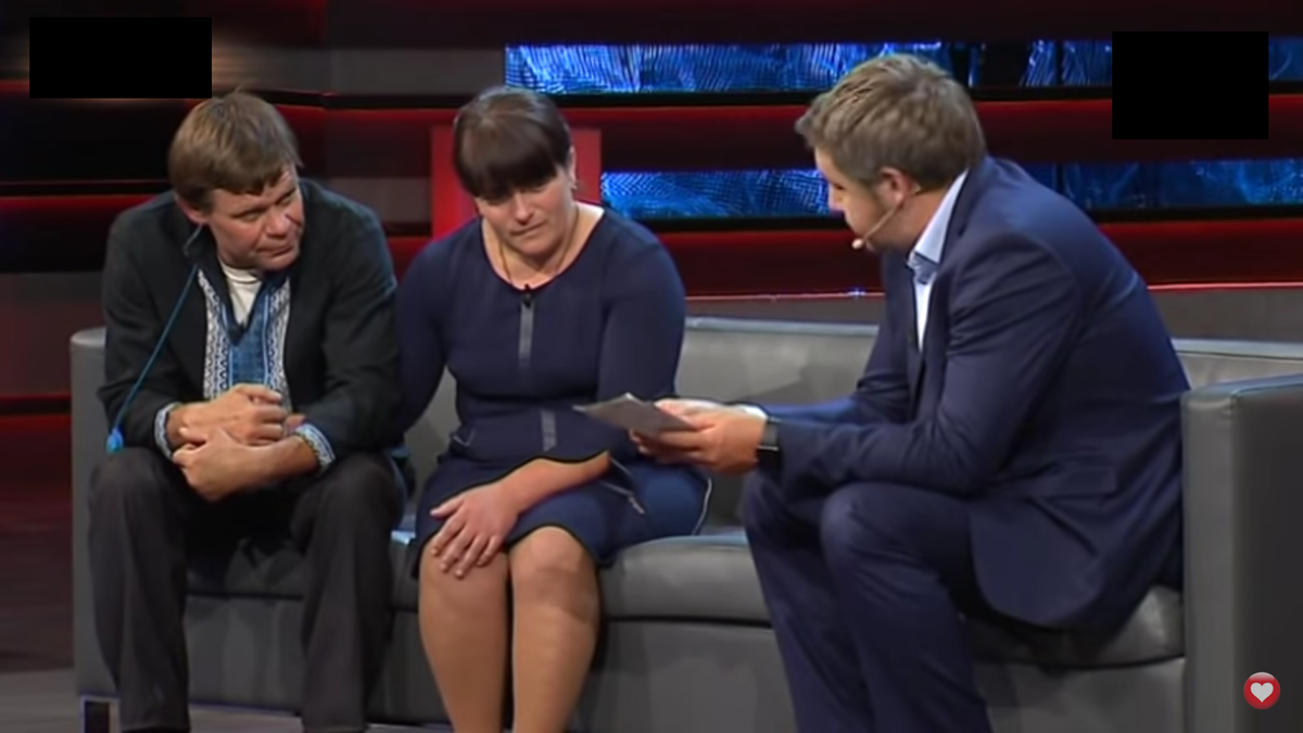 Момент из передачи Муж считает, что жена изменяет ему со всем селом — Один за всех — 20.05.2018 на сервисе youtube.Слева мужчина с бредом ревности и его жена.